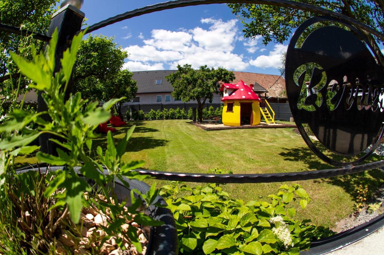 Apartmany Berries Valča Zewnętrze zdjęcie